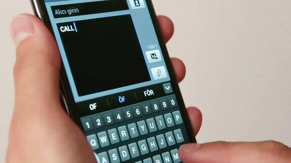 在智能手机触摸屏上写短信关键词
