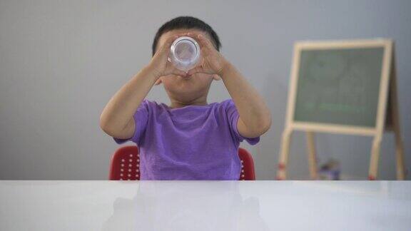 小男孩喝着一杯牛奶