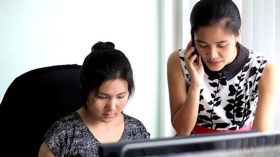 亚洲女性办公室工作繁忙