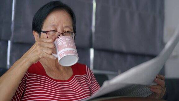 喝咖啡看报纸的老妇人