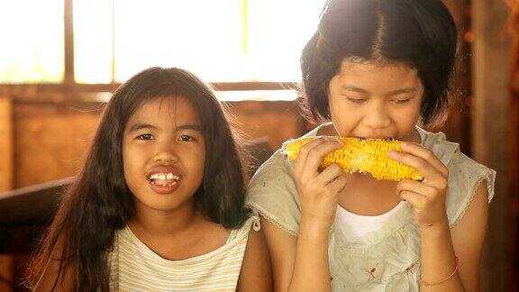 可怜的亚洲女孩在吃玉米