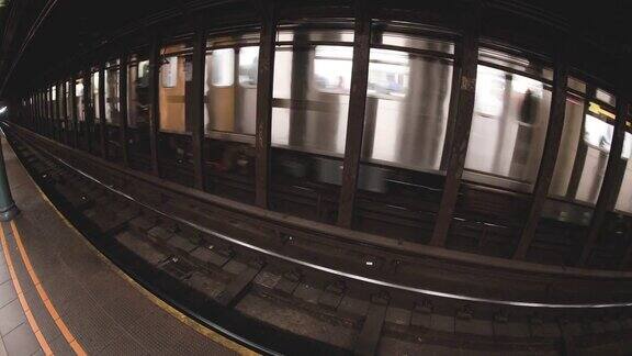 纽约地铁到达地铁站