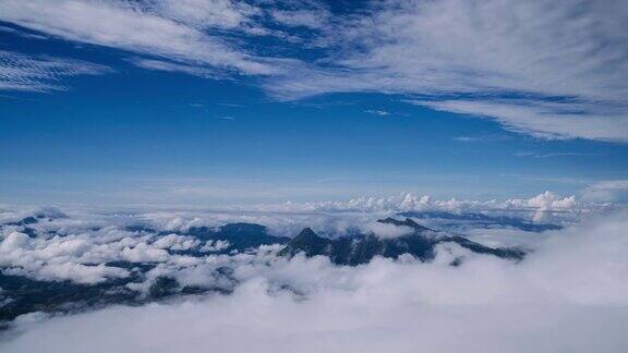 高山之上的云雾涌动风景