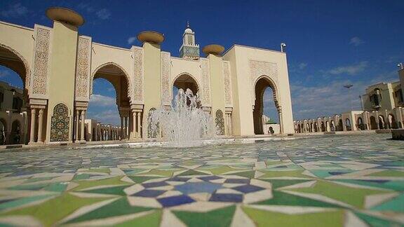 摩洛哥哈桑二世清真寺的喷泉和建筑细节