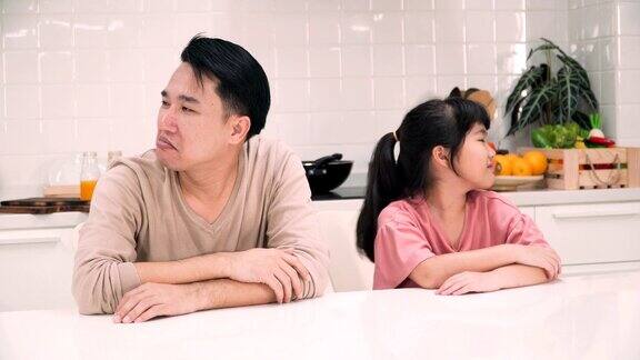 女儿和父亲吵得不可开交