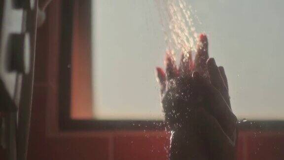 慢镜头早晨开始的一天背光阳光浴室亚洲华人女性洗她的手与自来水