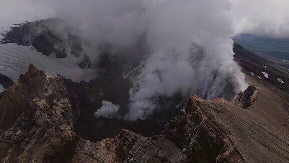 穆特诺夫斯基活火山斜坡的鸟瞰图