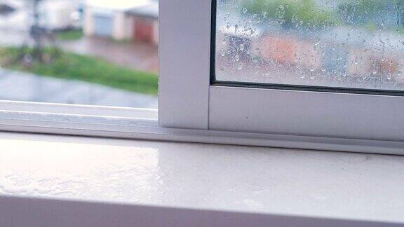 窗台湿了窗户在雨中打开特写