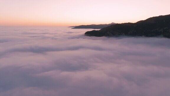 雾中的群山鸟瞰图