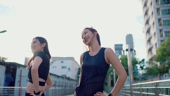 自信的女人用朋友锻炼身体来保持健康