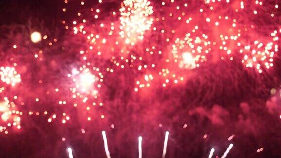 红色烟花庆祝2024年7月4日的周年庆新年快乐节日红色的烟花在晚上庆祝国庆节新年倒数2024年节日晚会时间活动