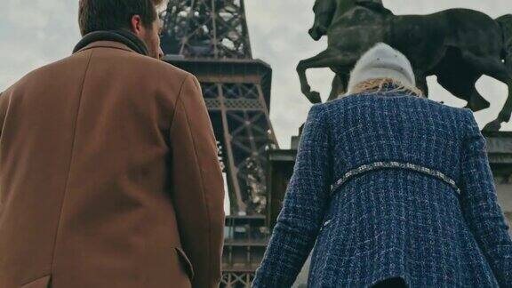 爱的情侣走在艾菲尔铁塔下后视镜