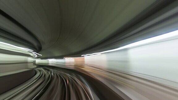 通过隧道阿联酋迪拜的地铁列车