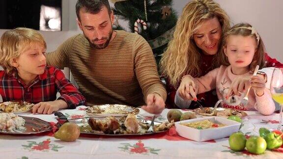 幸福的大家庭在餐桌上吃年夜饭白种人家庭聚餐聚会庆祝