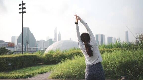 亚洲妇女伸展运动前热身