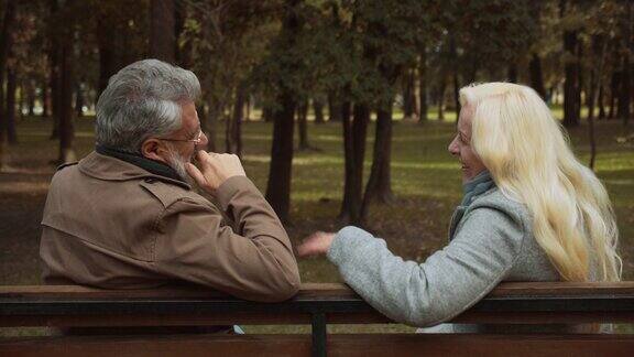 快乐的情侣大笑讨论快乐的时刻男女在公园里调情