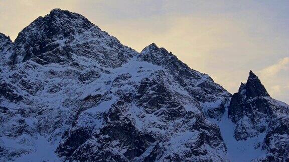 山峰-冬季-雪山