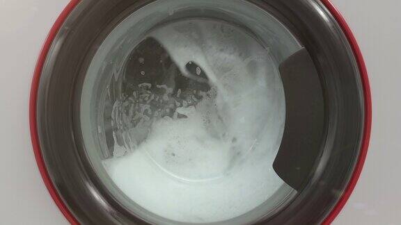 关闭洗衣机的观察窗慢动作洗衣服过程