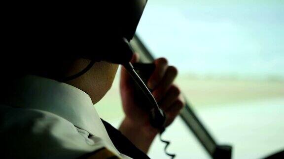 民航飞行员使用无线电与空中交通管制员通信