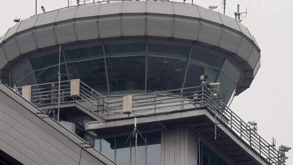 机场雷达监视塔台的调度或管制员办公室