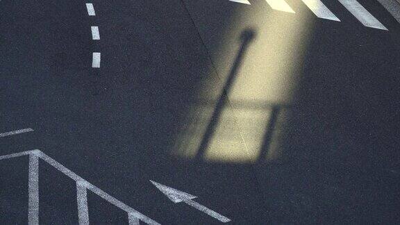 过桥的人的影子