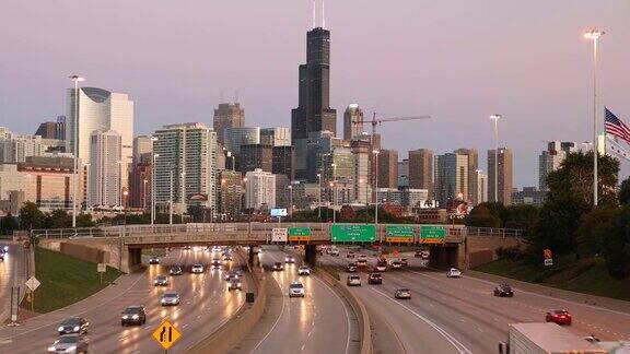 从高速公路俯瞰芝加哥伊利诺斯市区的