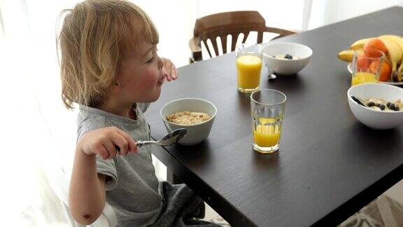 孩子吃早餐