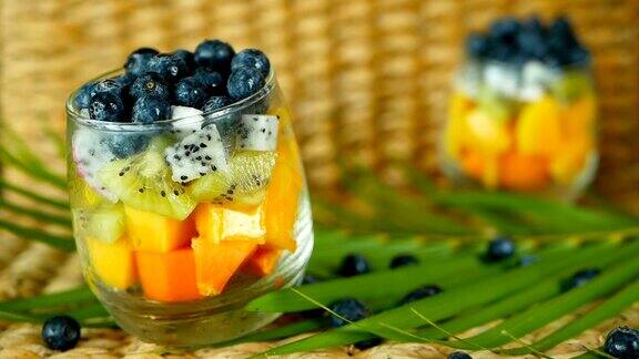 彩色的热带混合沙拉在罐子各种新鲜的生有机浆果和水果在玻璃碗健康的素食主义者