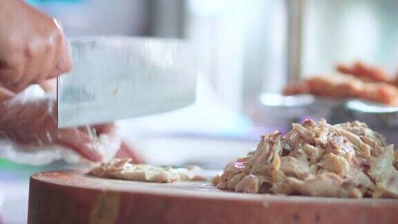 厨师正在切菜板上切海南鸡饭泰国街头小吃