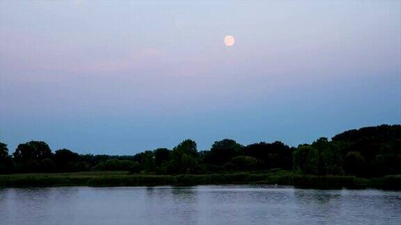 时光流逝底特律河上的月亮升起