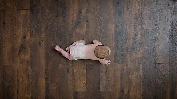 在地板上爬行的婴儿