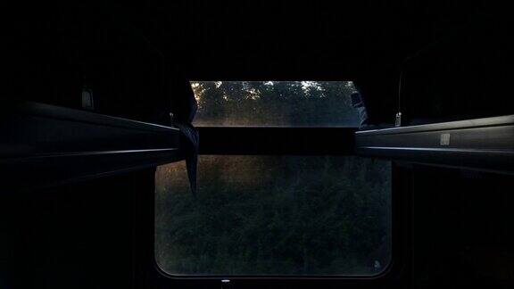 日落时分从火车车厢看窗外的景色