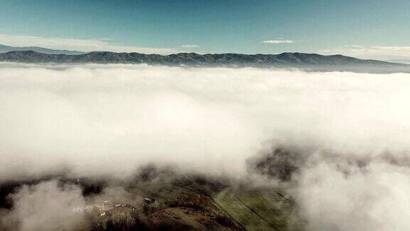 飞过云雾