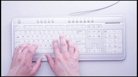 手在键盘上打字