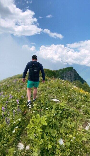 在美丽的山间徒步旅行