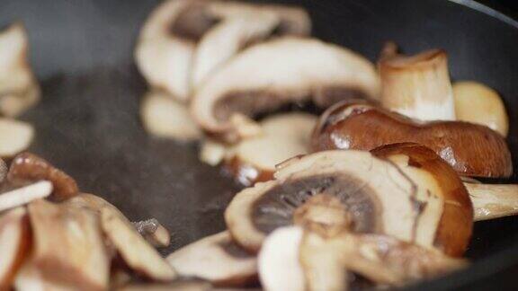 新鲜的蘑菇切片与热干在平底锅中油炸