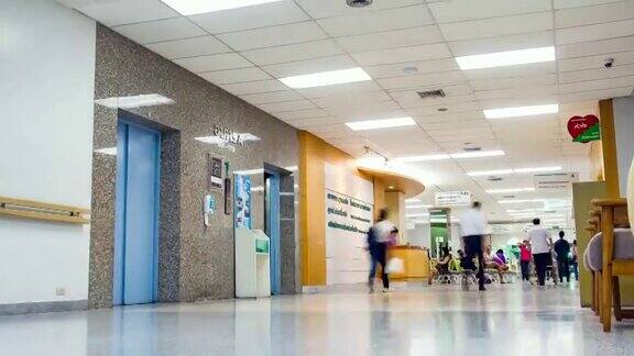 随着时间的推移病人在医院的走廊里移动