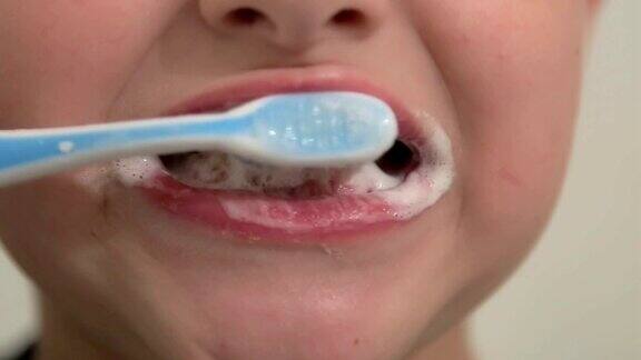 小男孩用牙刷刷牙
