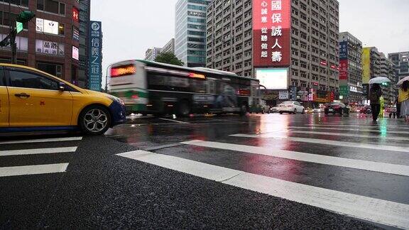 行人过马路在台北下雨了典型的场景