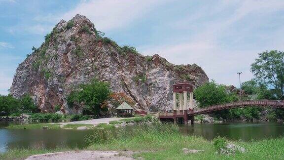 KhaoNgu石头公园是位于泰国Ratchaburi的一系列石灰岩小山