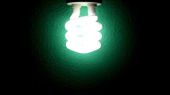 墙上的灯泡照明