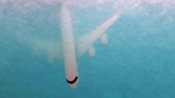 飞机在水中慢慢溺水在海洋中飞行失败鸟瞰图