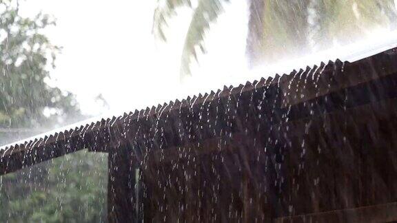 雨水打在屋顶上