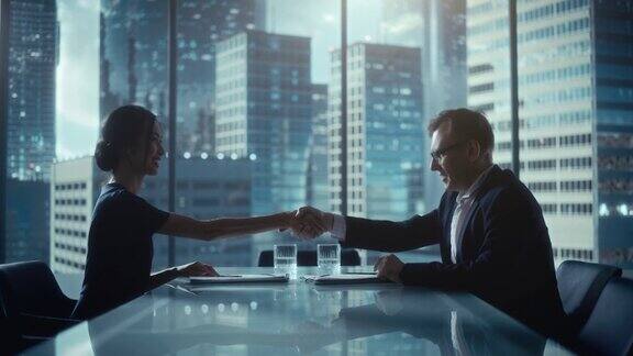两位企业家在会议室畅谈项目并签字握手