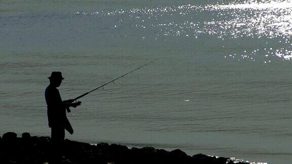 渔民在海湾捕鱼