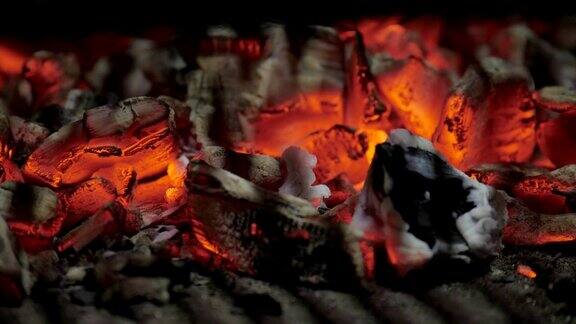 典型的阿根廷烤肉在烤架上烧木头和烧红的煤