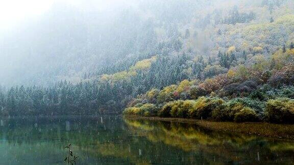 中国九寨沟的五彩湖瀑布森林山脉