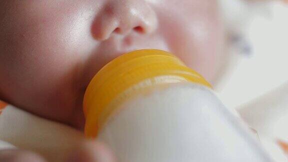 婴儿喝牛奶的特写