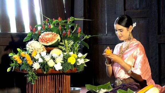 美丽的女人穿传统泰国服饰雕刻胡萝卜4K