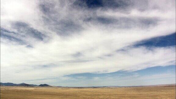 沙漠天空附近的温斯洛鸟瞰图-亚利桑那州科科尼诺县美国